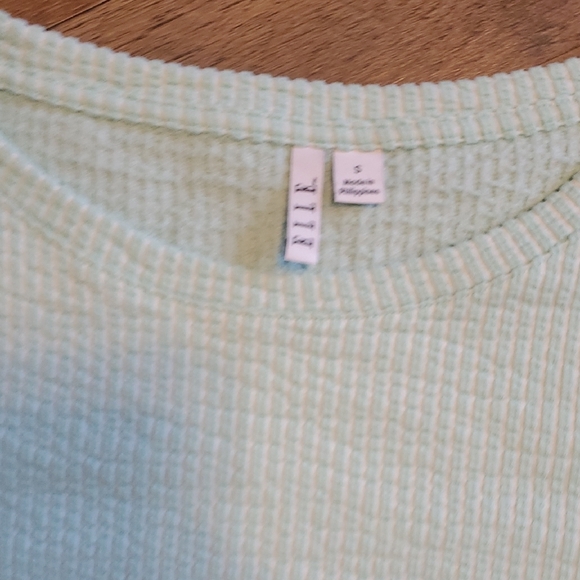 NWT Elle Light Green Small Blouse with White Lace Sleeves - Picture 3 of 5